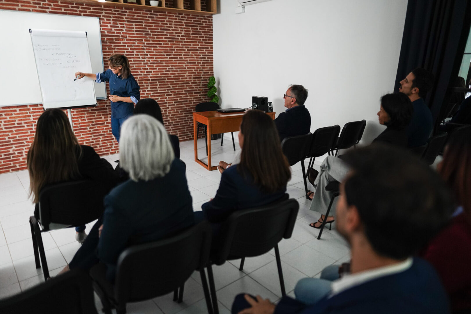 Woman coach explaining new business project at meeting event - Speech, seminar and coaching concept - Soft focus on teacher face